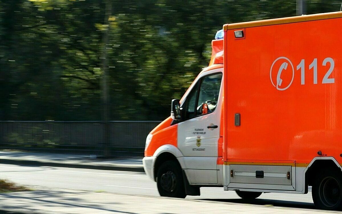 Ein Krankenwagen fahrt durch eine Straße Ein Krankenwagen fahrt durch eine Straße