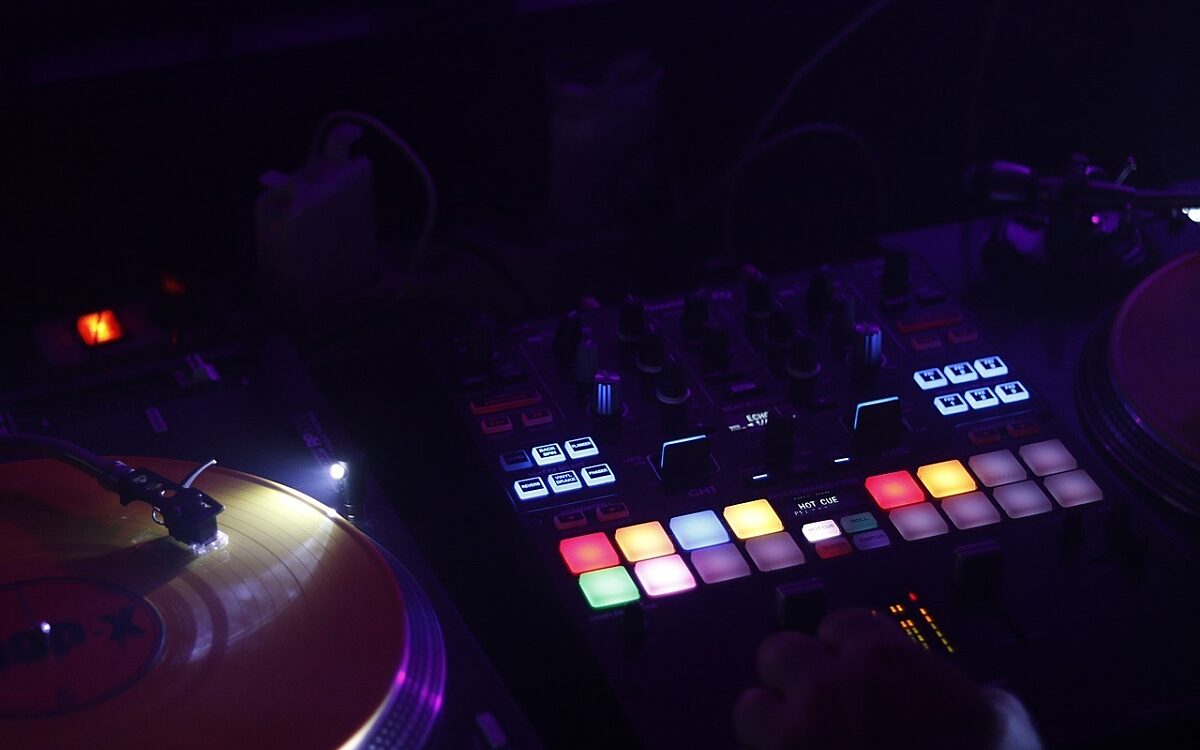 Ein Mischpult eines DJs beleuchtet bei Party Ein Mischpult eines DJs beleuchtet bei Party