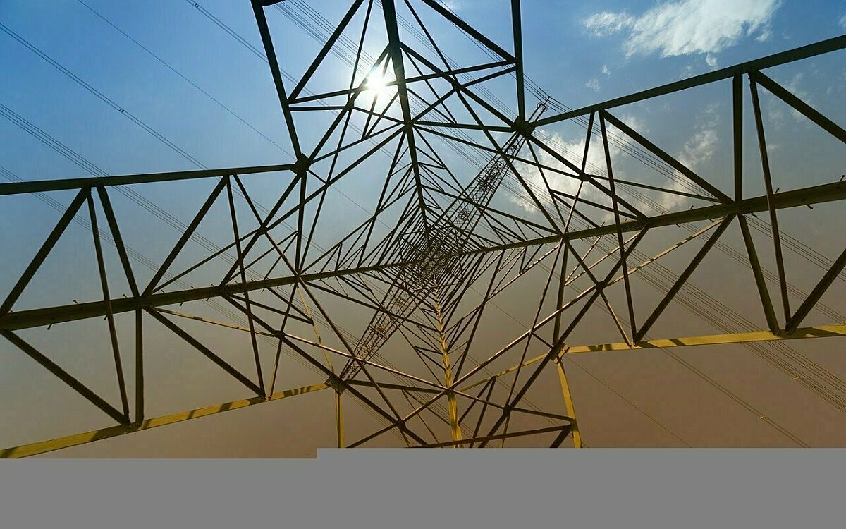 Ein Strommast von unten Ein Strommast von unten