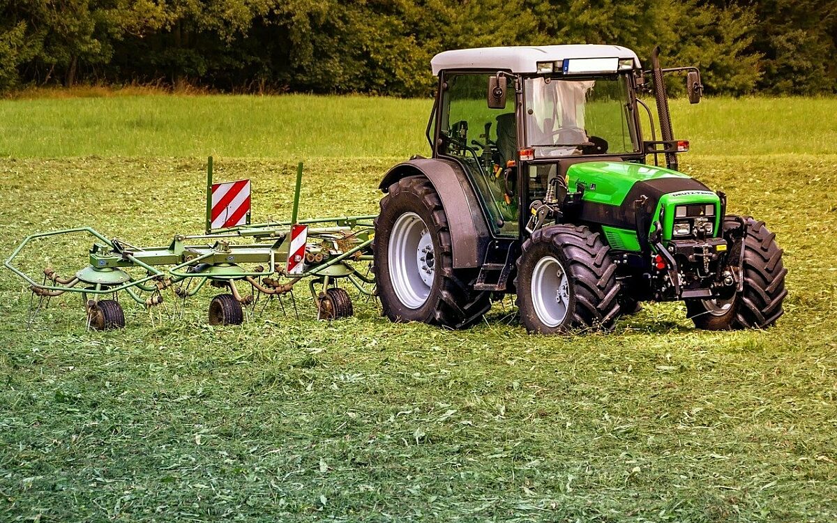 Ein Traktor fährt auf einer Wiese Ein Traktor fährt auf einer Wiese