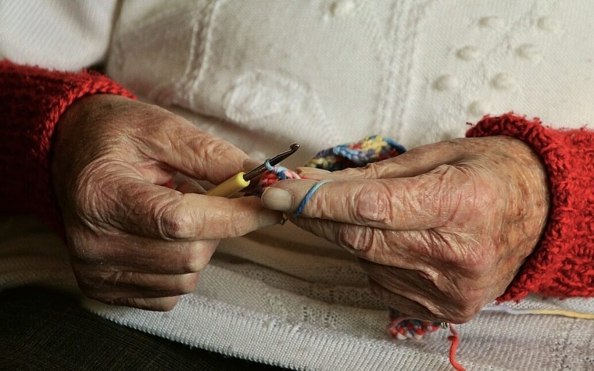 Eine alte Frau strickt Eine alte Frau strickt