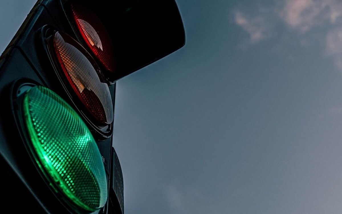 Eine Ampel leuchtet Grün Eine Ampel leuchtet Grün