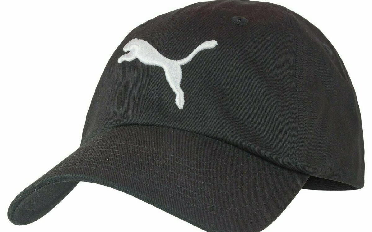 Eine Schwarze Puma Mütze mit weißem Logo Eine Schwarze Puma Mütze mit weißem Logo