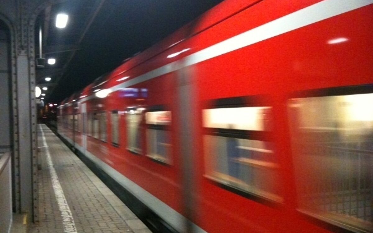 Ein Regionalexpress fährt ein am Würzburger Hauptbahnhof Ein Regionalexpress fährt ein am Würzburger Hauptbahnhof