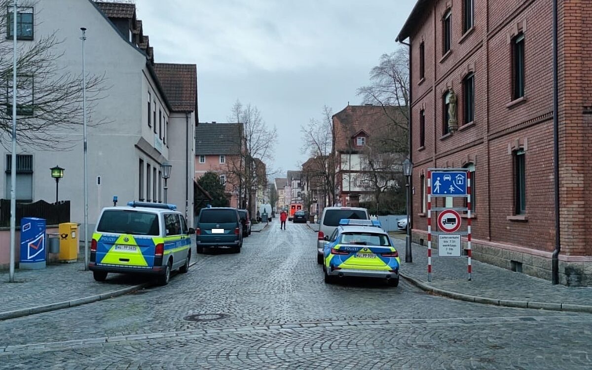 Die Polizei in Karlstadt. Einsatz wegen einer Bedrohungslage am 8.2.22 Die Polizei in Karlstadt. Einsatz wegen einer Bedrohungslage am 8.2.22