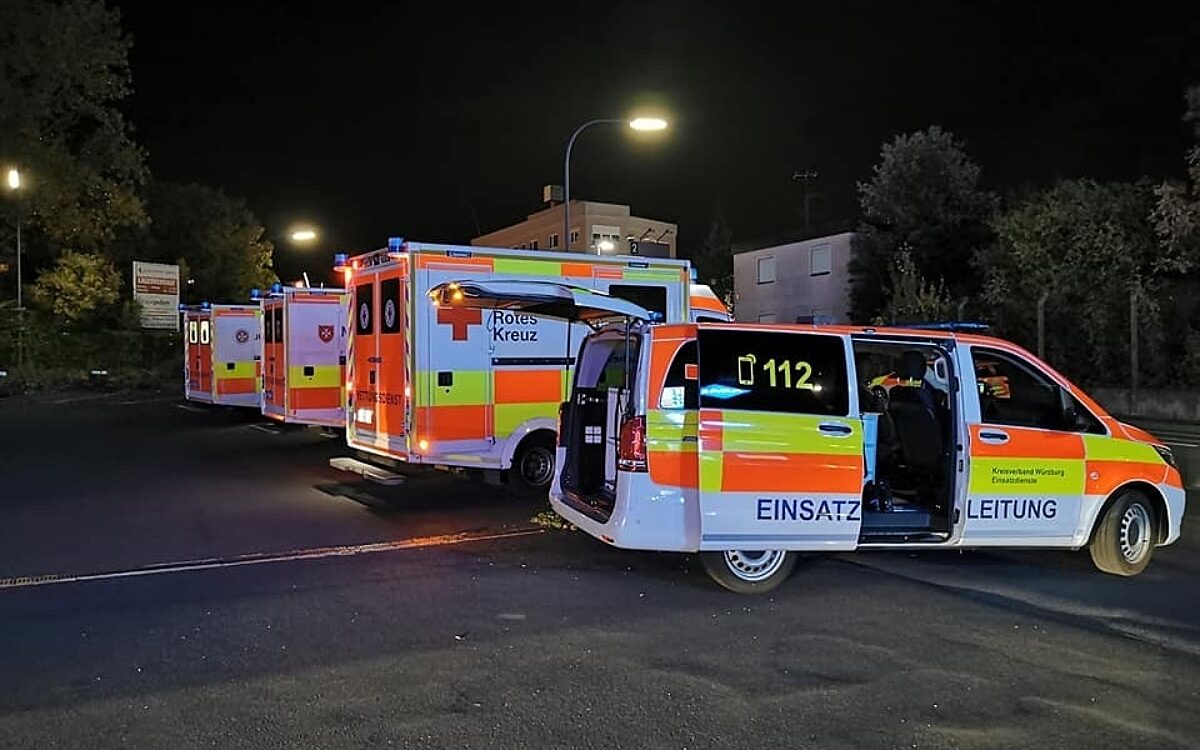 Einsatzfahrzeuge beim Brand der Asylunterkunft Einsatzfahrzeuge beim Brand der Asylunterkunft