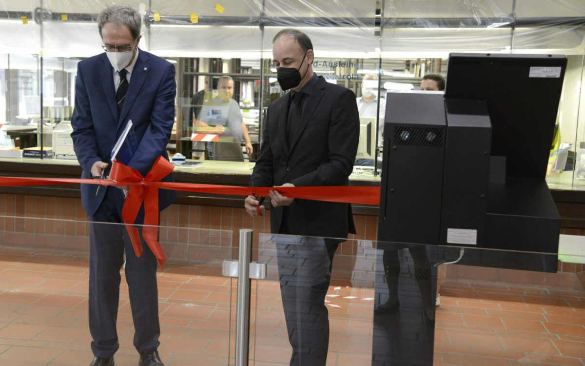 Einweihung der kontatklosen selbstbedienungsausleihe an der uni biblithek Einweihung der kontatklosen selbstbedienungsausleihe an der uni biblithek