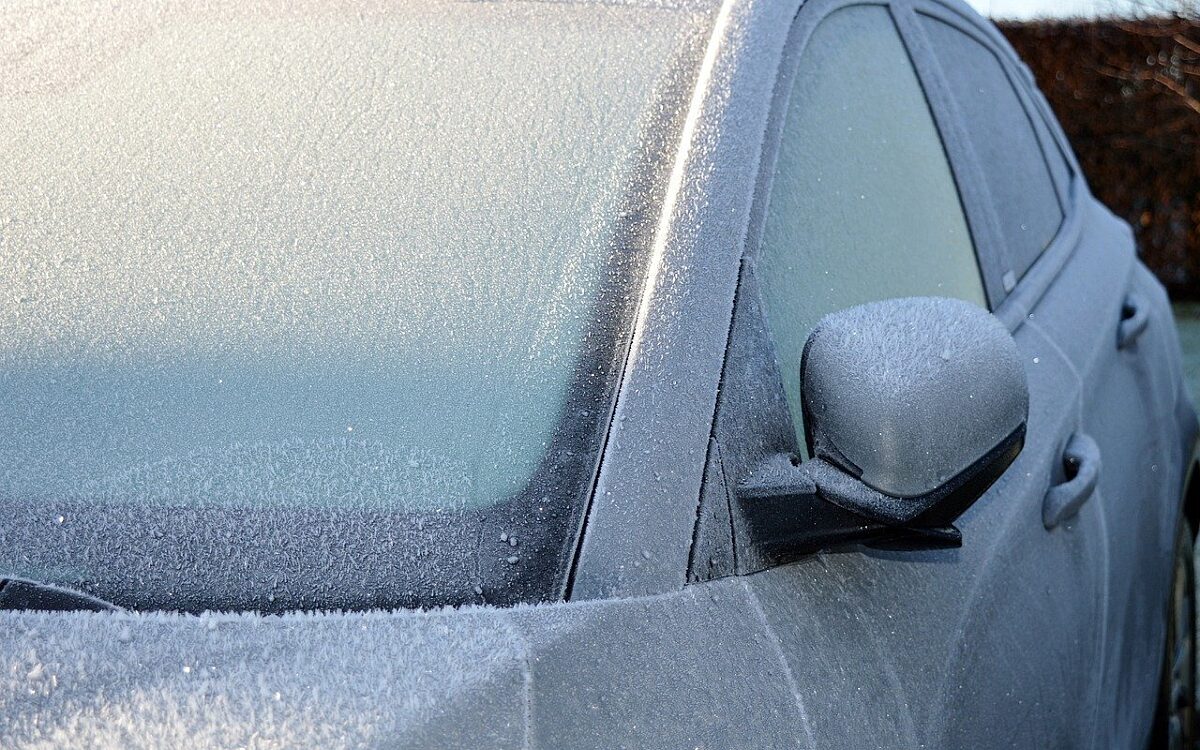 Ein Auto mit gefrorenen Scheiben Ein Auto mit gefrorenen Scheiben