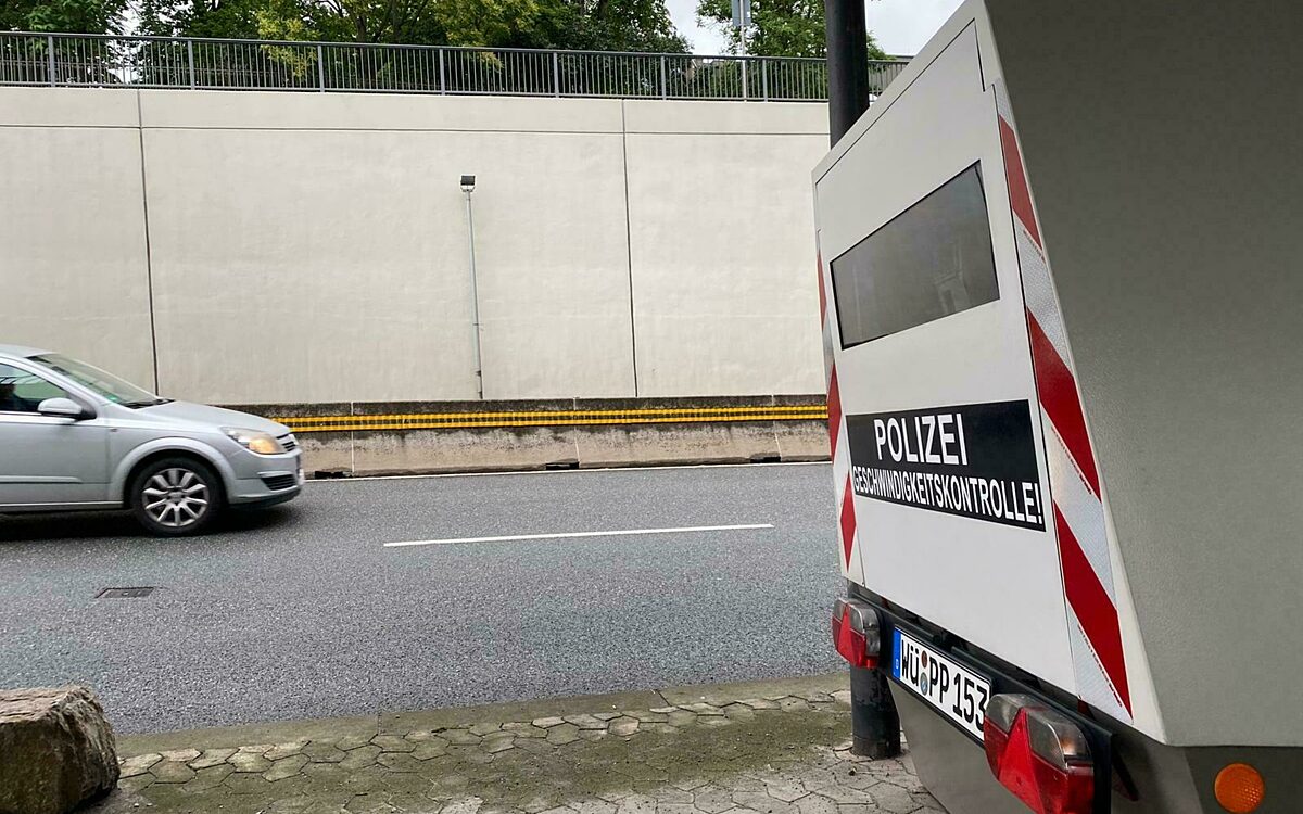 Der Blitzer Enforcement Trailer der Polizei im Einsatz Der Blitzer Enforcement Trailer der Polizei im Einsatz