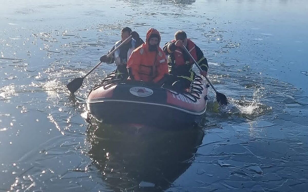 Ein Schlauchboot der Feuerwehr auf einem gefrorenem Gewässer