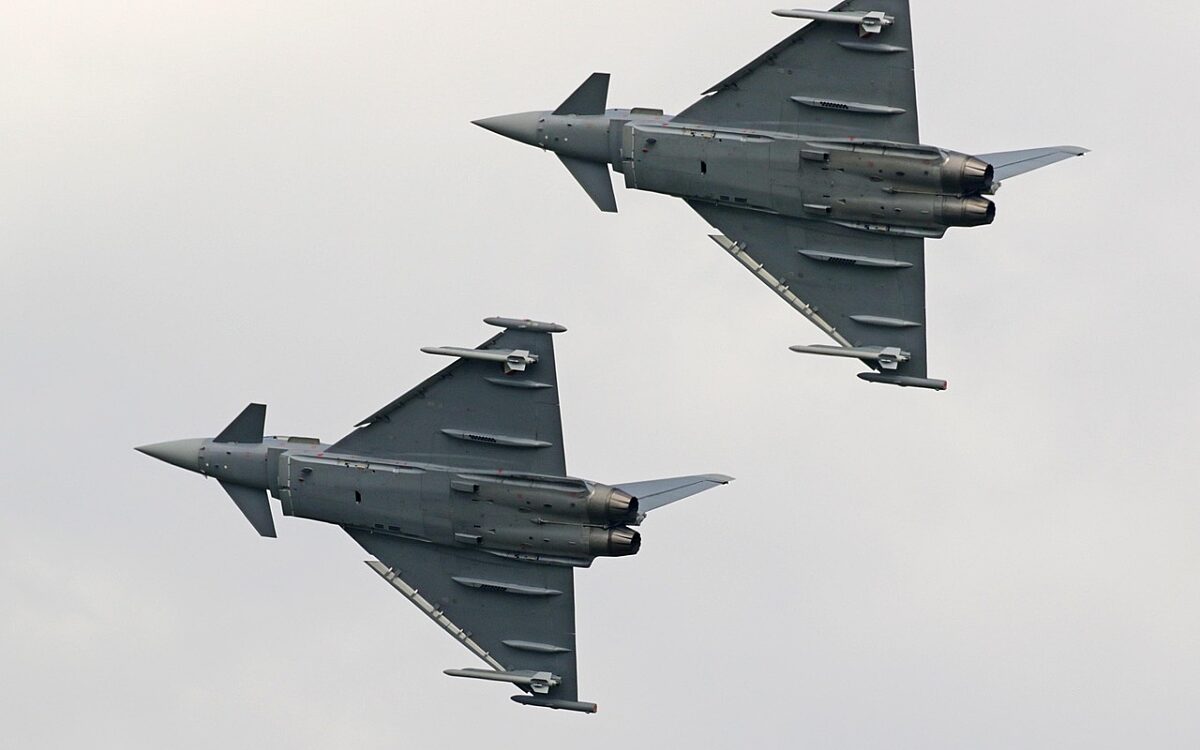 Zwei Eurofighter Kampfjets in der Luft Kampfjet Eurofighter Bundeswehr
