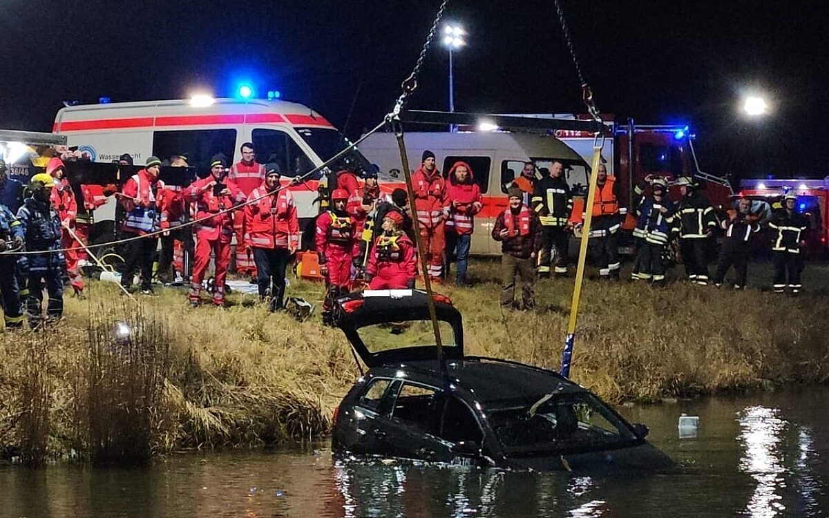 Ein Kran zieht ein versunkenes Auto aus dem Main Ein Kran zieht ein versunkenes Auto aus dem Main