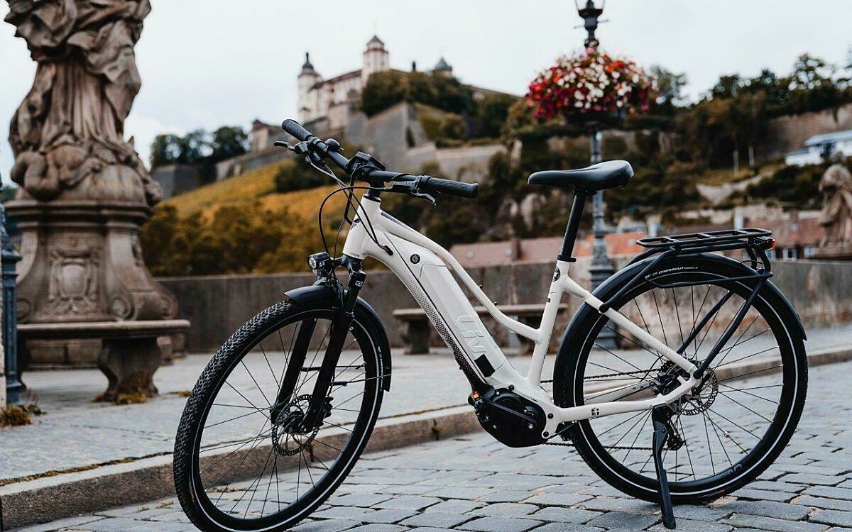 E-Bike Fahrrad auf der Alten Mainbrücke mit der Festung im Hintergrund E-Bike Fahrrad auf der Alten Mainbrücke mit der Festung im Hintergrund