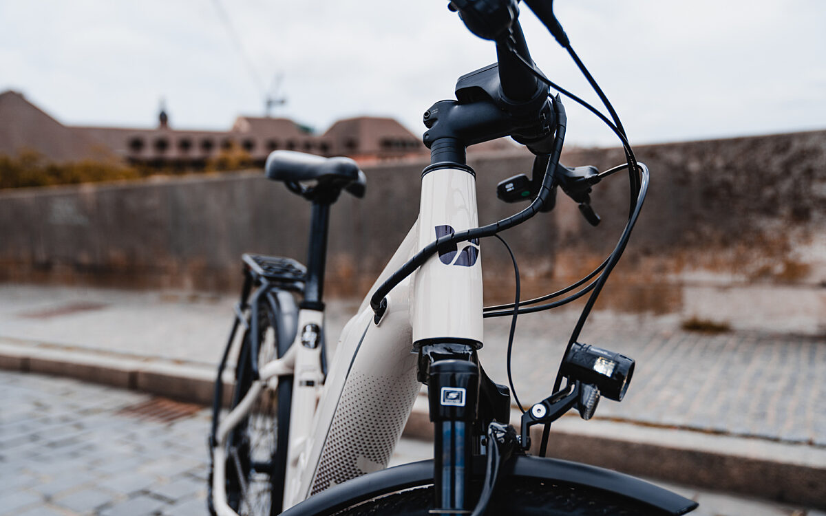 Fahrrad (E-Bike) auf der Alten Mainbrücke im Fokus der Lenker Fahrrad (E-Bike) auf der Alten Mainbrücke im Fokus der Lenker