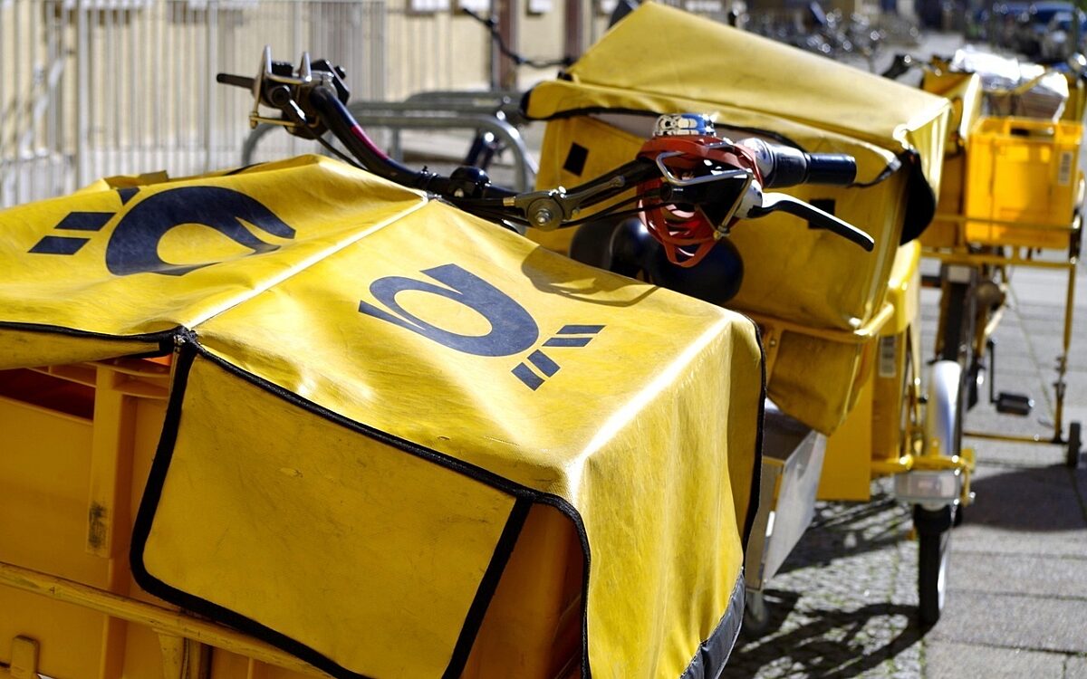 Ein Fahrrad der Post-Zustellung steht neben einer Hauswand Ein Fahrrad der Post-Zustellung steht neben einer Hauswand