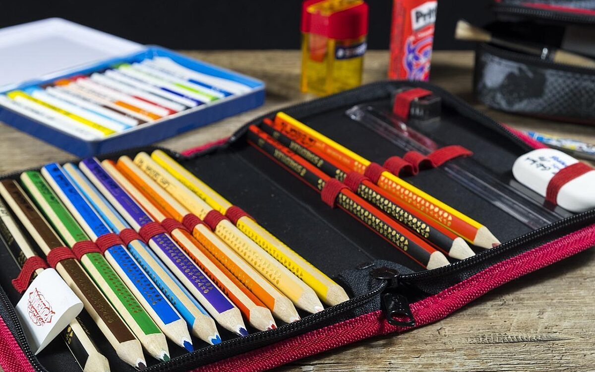 Ein Federmäppchen in der Schule Ein Federmäppchen in der Schule