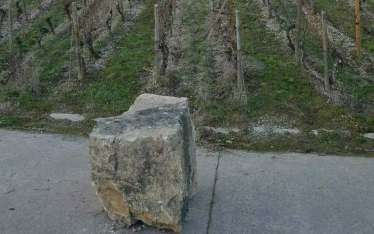 Ein Fels ist in Thüngersheim nach einem Spaltenfrost abgebrochen und liegt auf dem Weg Ein Fels ist in Thüngersheim nach einem Spaltenfrost abgebrochen und liegt auf dem Weg