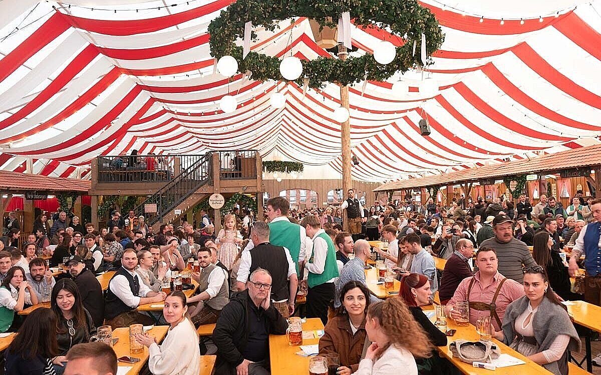 Ein Blick ins Festzelt beim Würzburger Frühjahrsvolksfest Ein Blick ins Festzelt beim Würzburger Frühjahrsvolksfest