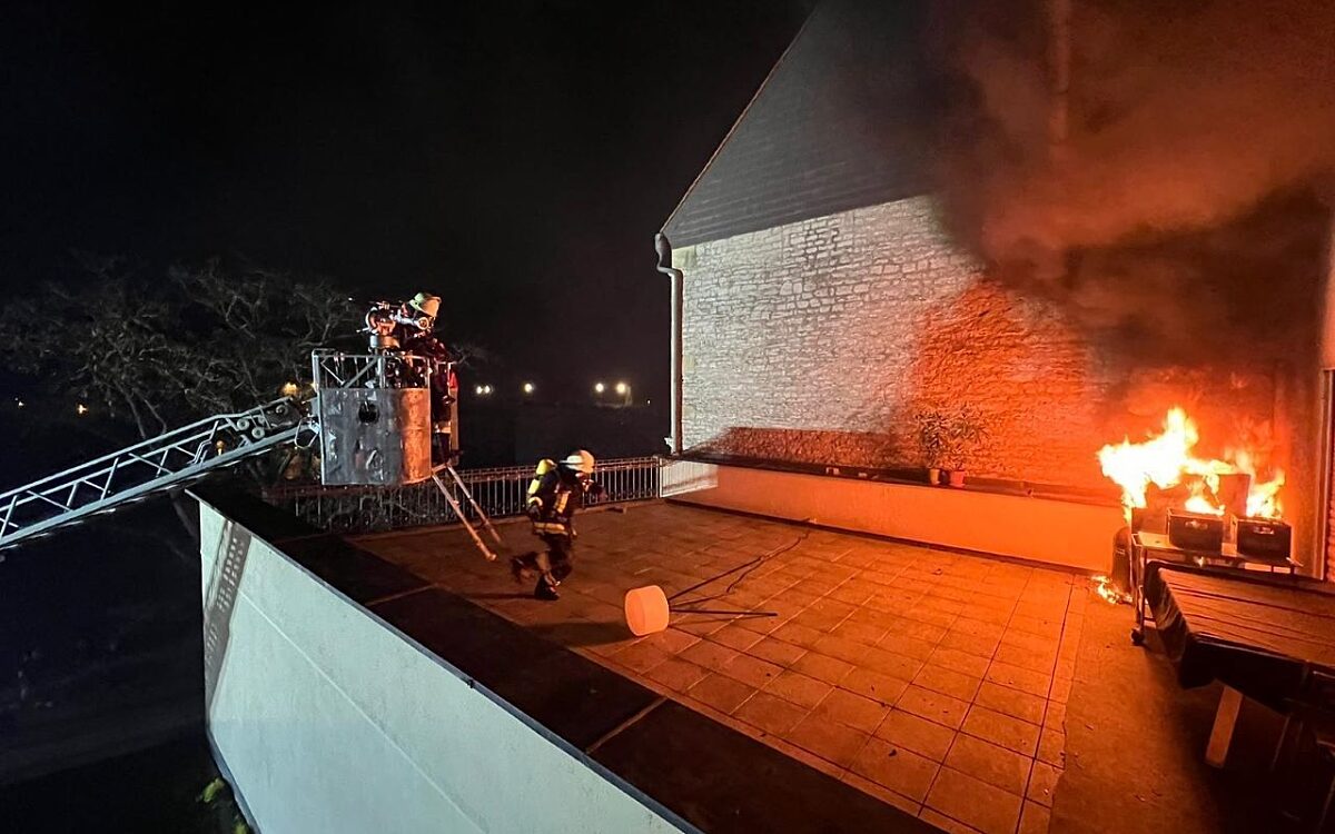 Feuer auf einem Balkon in Kitzingen Feuer auf einem Balkon in Kitzingen
