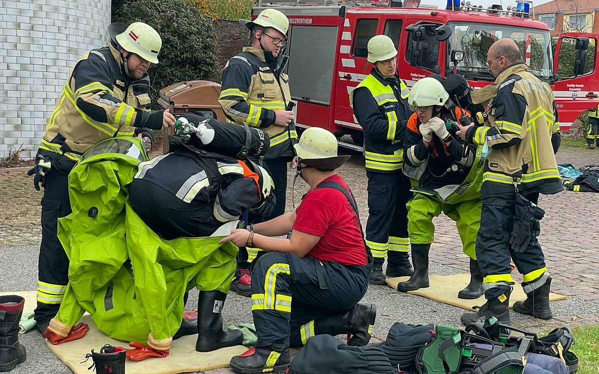 Feuerwehrleute beim Einsatz in Kreuzwertheim Feuerwehrleute beim Einsatz in Kreuzwertheim