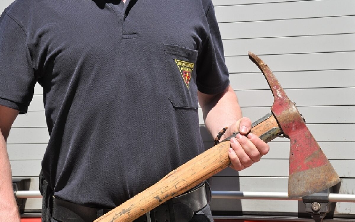 Das ist ein Feuerwehrmann der Berufsfeuerwehr Wuerzburg mit Axt Das ist ein Feuerwehrmann der Berufsfeuerwehr Wuerzburg mit Axt