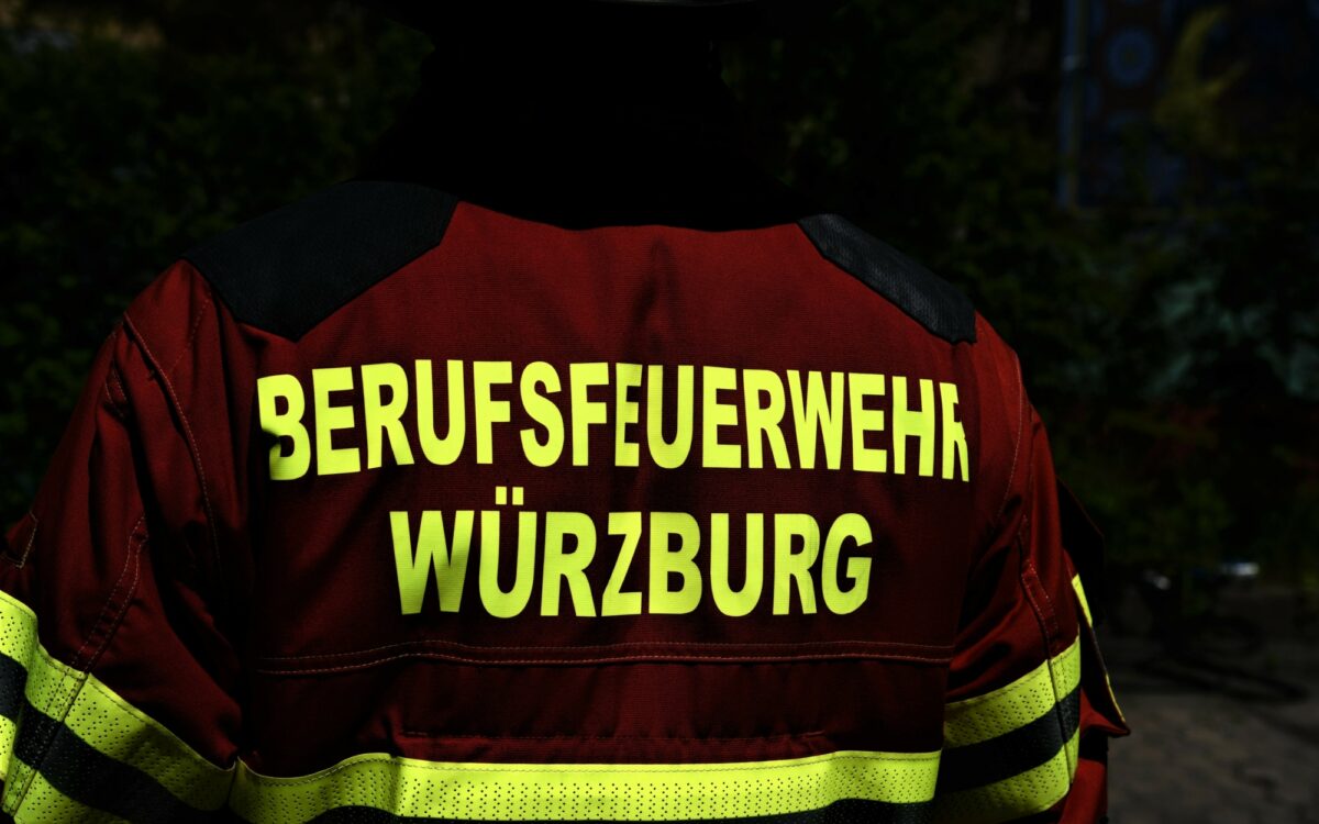 Das ist ein Feuerwehrmann der Berufsfeuerwehr Würzburgs nachts Das ist ein Feuerwehrmann der Berufsfeuerwehr Würzburgs nachts