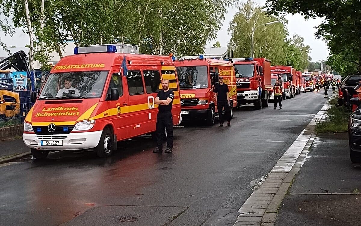 Einsatzkräfte aus der Region stehen bereit, um in die Hochwassergebiete in Schwaben aufzubrechen. Einsatzkräfte aus der Region stehen bereit, um in die Hochwassergebiete in Schwaben aufzubrechen.