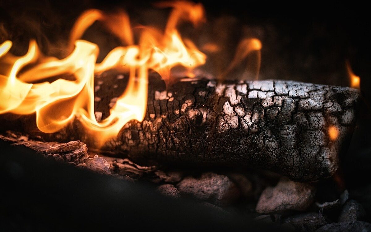 Symbolbild Holz brennt Symbolbild Holz brennt
