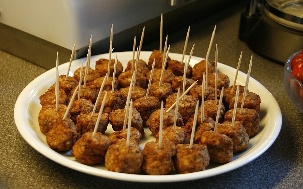 Ein Teller mit Hackbällchen / Fleischküchle Ein Teller mit Hackbällchen / Fleischküchle