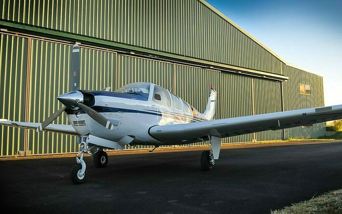 Flugzeug vor einem hangar Flugzeug vor einem hangar