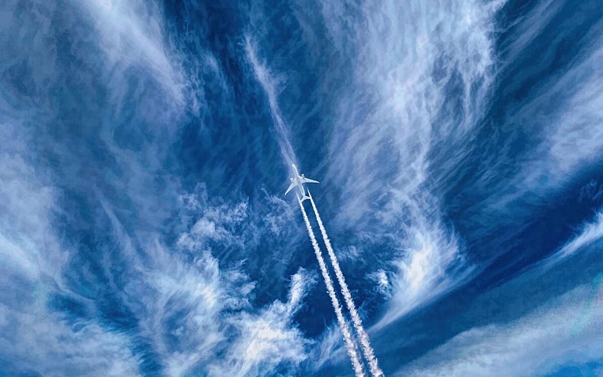 Ein Flugzeug mit Kondensstreifen Ein Flugzeug mit Kondensstreifen