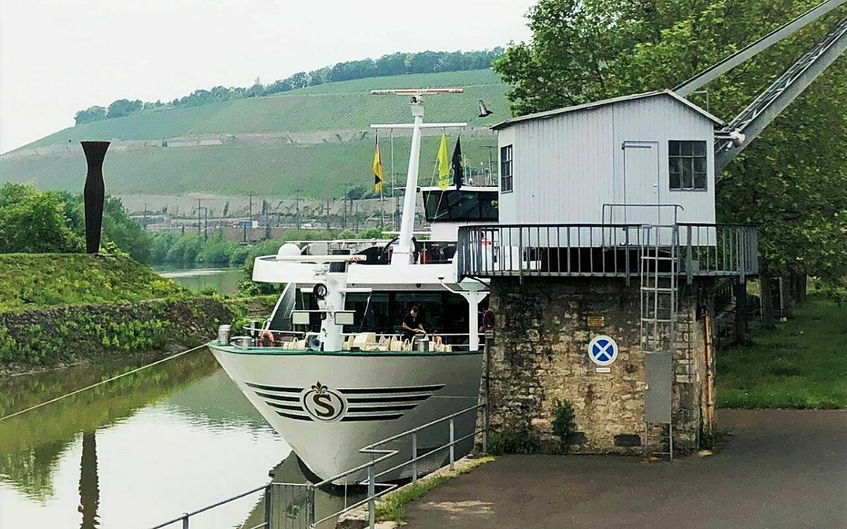 Ein Flusskreuzfahrtschiff legt in Würzburg an Ein Flusskreuzfahrtschiff legt in Würzburg an
