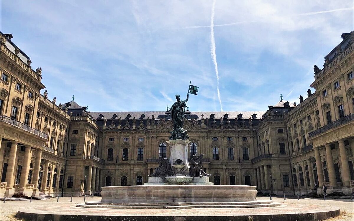 Der Frankonia Brunnen vor der Residenz Frankonia Brunnen Residenz