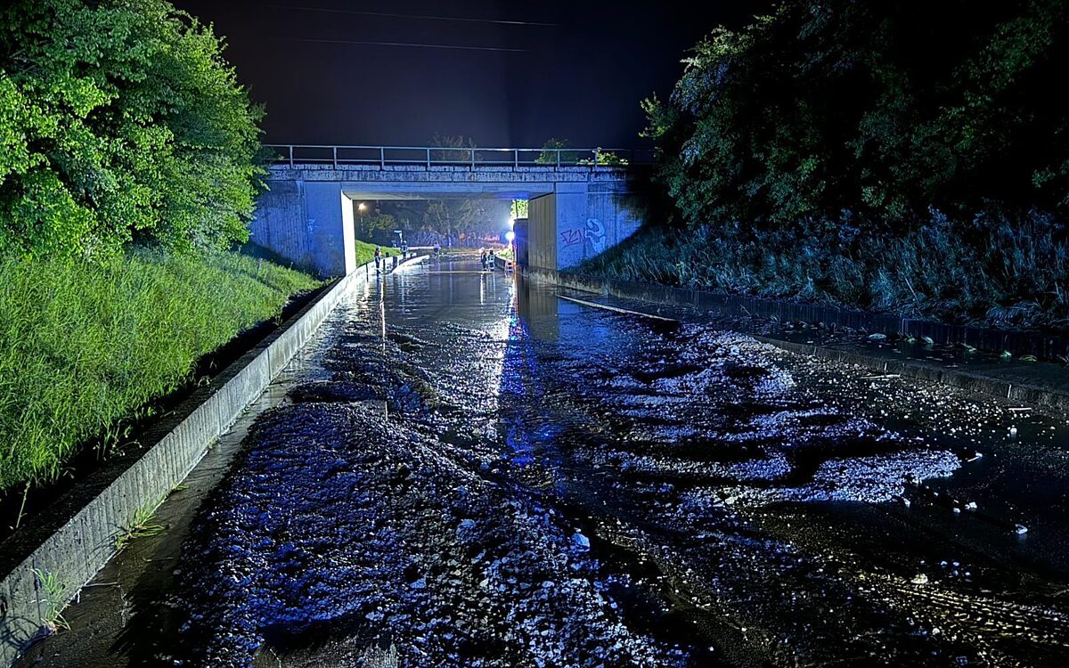Bei Gänheim ist eine Straße voll Schlamm und Steinen Bei Gänheim ist eine Straße voll Schlamm und Steinen