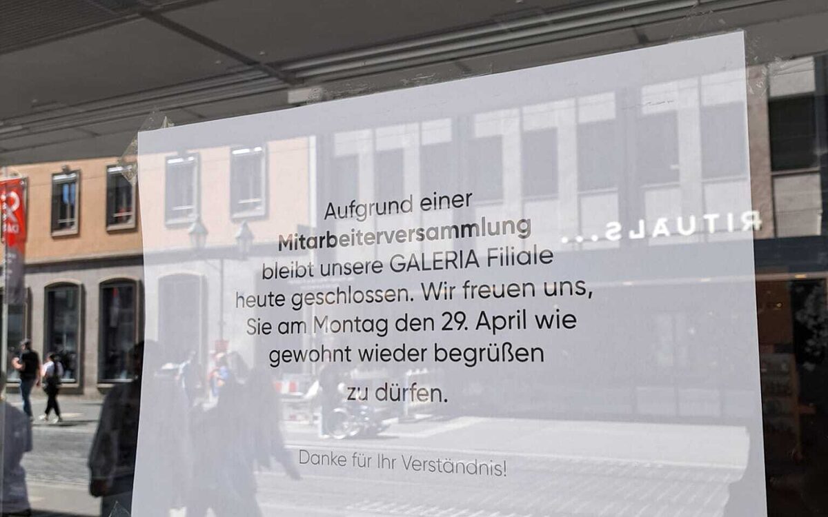 Schild am Galeria Kaufhof wegen Mitarbeiterversammlung Schild am Galeria Kaufhof wegen Mitarbeiterversammlung