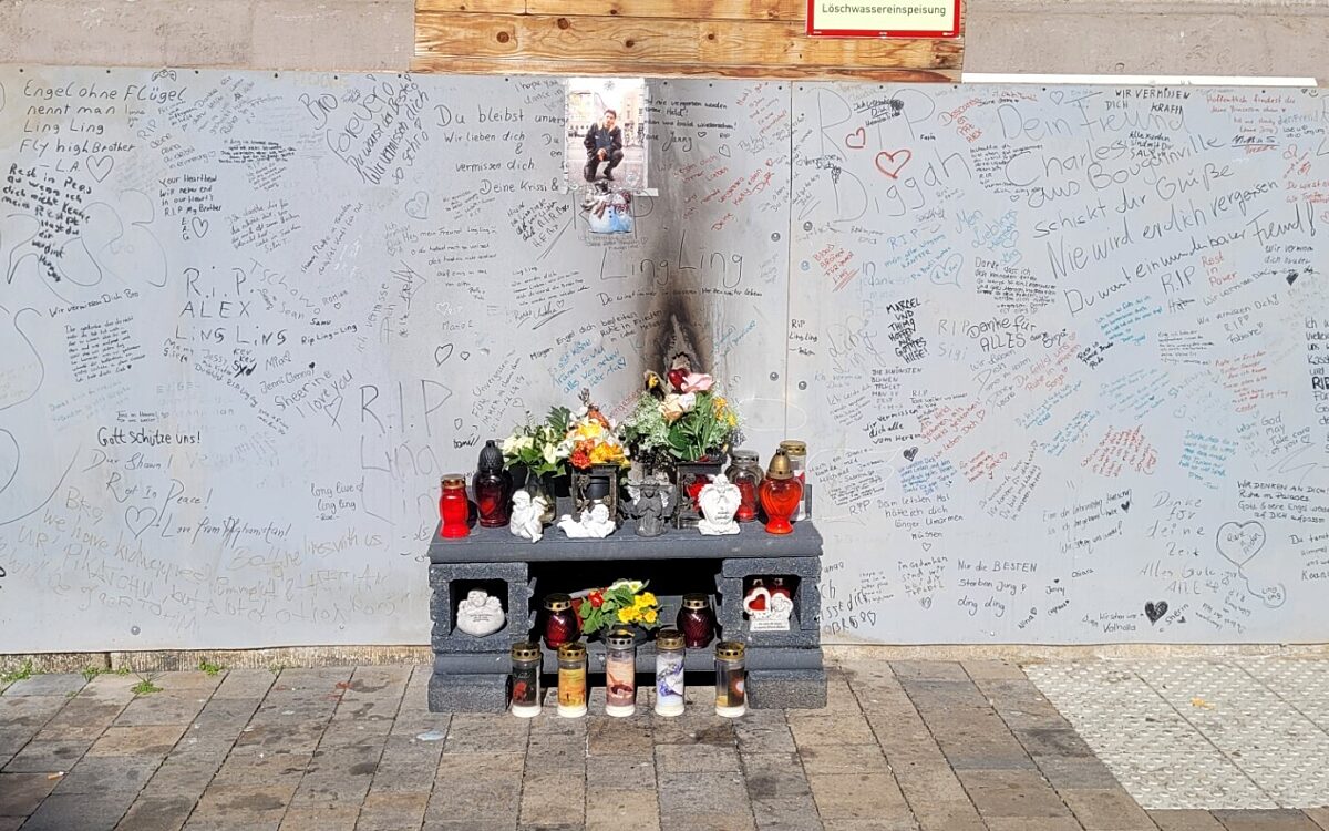 Nach wie vor Gedenken Freunde und Angehörige am Stift Haug dem getöteten 28-Jährigen. Das Bild stammt vom Februar 2024 Nach wie vor Gedenken Freunde und Angehörige am Stift Haug dem getöteten 28-Jährigen. Das Bild stammt vom Februar 2024