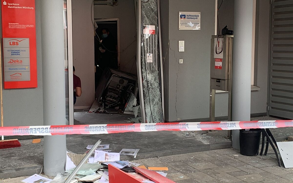 Im Vorraum der Sparkassen-Filiale in Kist steht der zerstörte Geldautomat Im Vorraum der Sparkassen-Filiale in Kist steht der zerstörte Geldautomat