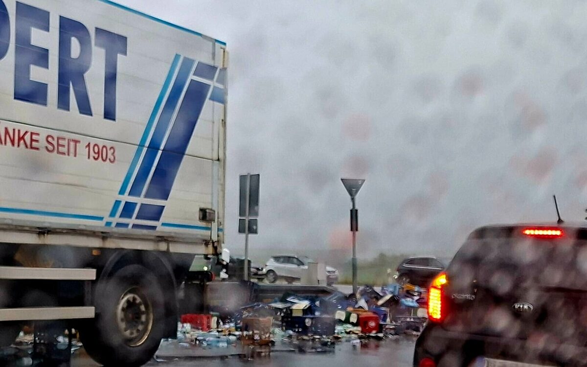 Getränkekisten sind aus einem LKW gestürzt Getränkekisten sind aus einem LKW gestürzt