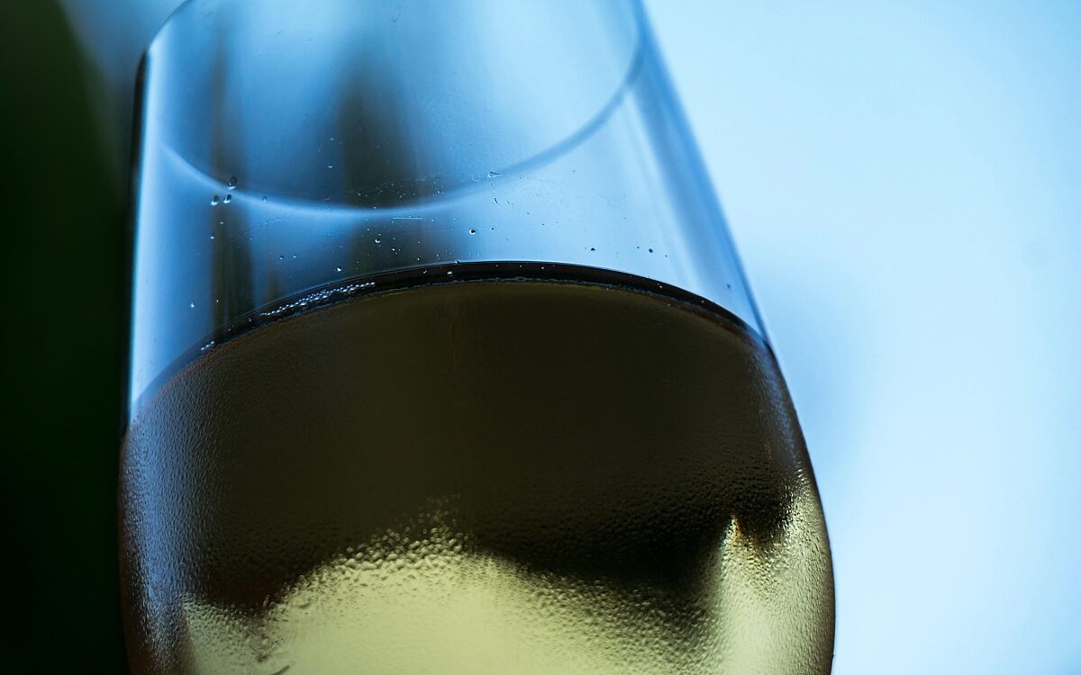Ein beschlagenes Glas Weißwein Ein beschlagenes Glas Weißwein