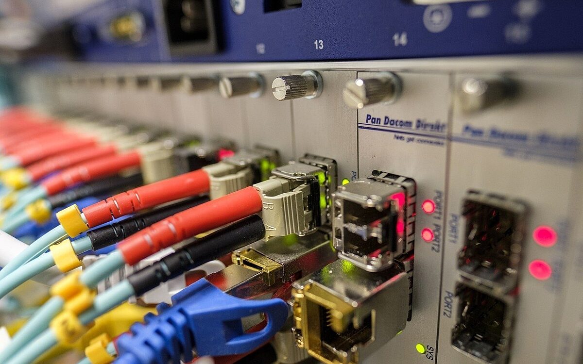 Viele Kabel für einen Glasfaseranschluss Kabel Internet Glasfaser