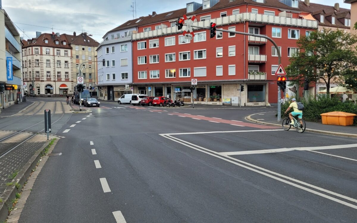 Die Brücknerstraße im Stadtteil Grombühl. Autos und ein Radfahrer warten an Ampeln. Die Brücknerstraße im Stadtteil Grombühl. Autos und ein Radfahrer warten an Ampeln.