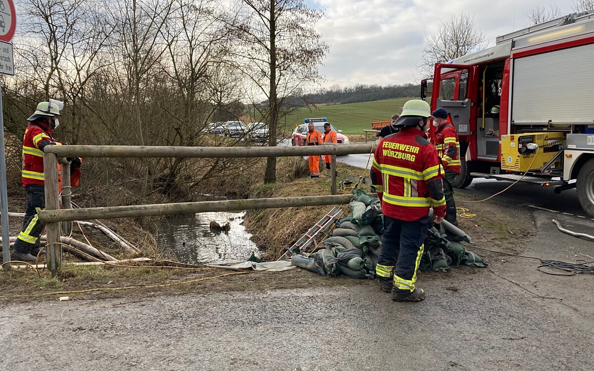 Die Feuerwehr pumpt ausgelaufene Gülle aus einem Bachbett bei Fuchsstadt Die Feuerwehr pumpt ausgelaufene Gülle aus einem Bachbett bei Fuchsstadt