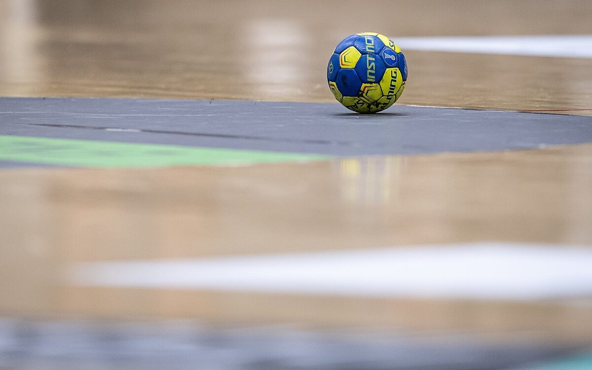 Ein Handball liegt nach der Partie am Boden Ein Handball liegt nach der Partie am Boden