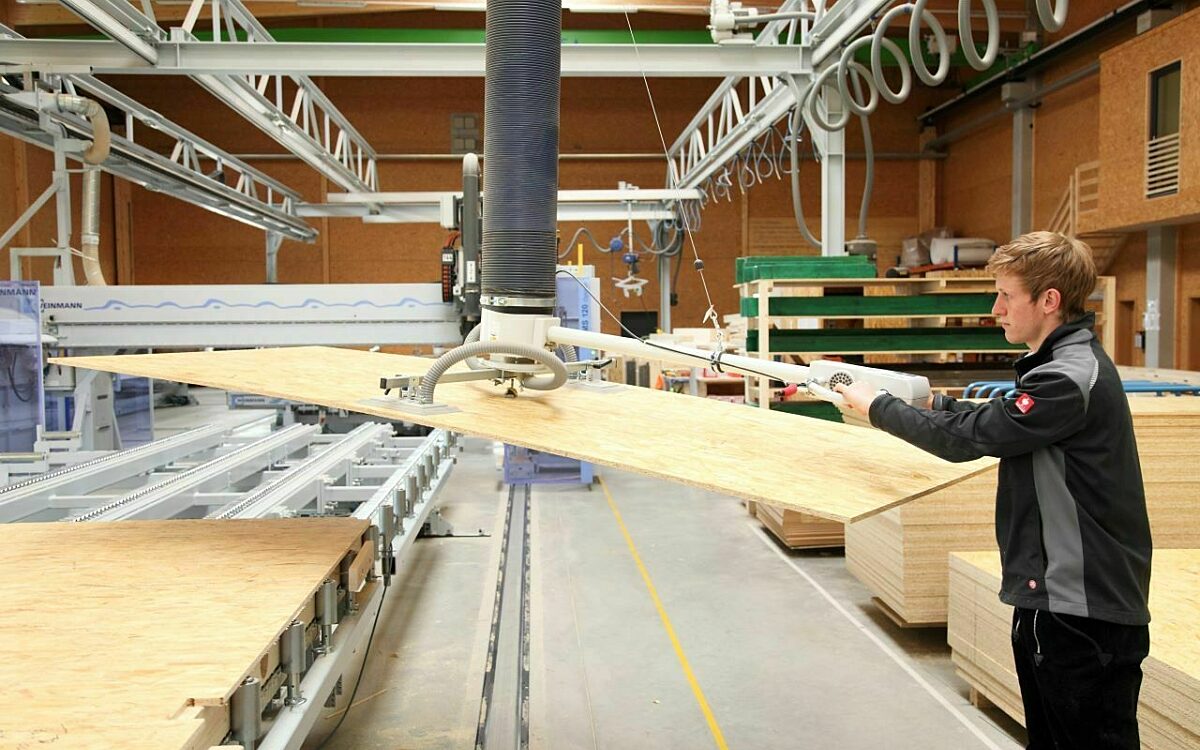 Ein Handwerker arbeitet mit Holz in einer Werkstatt Ein Handwerker arbeitet mit Holz in einer Werkstatt