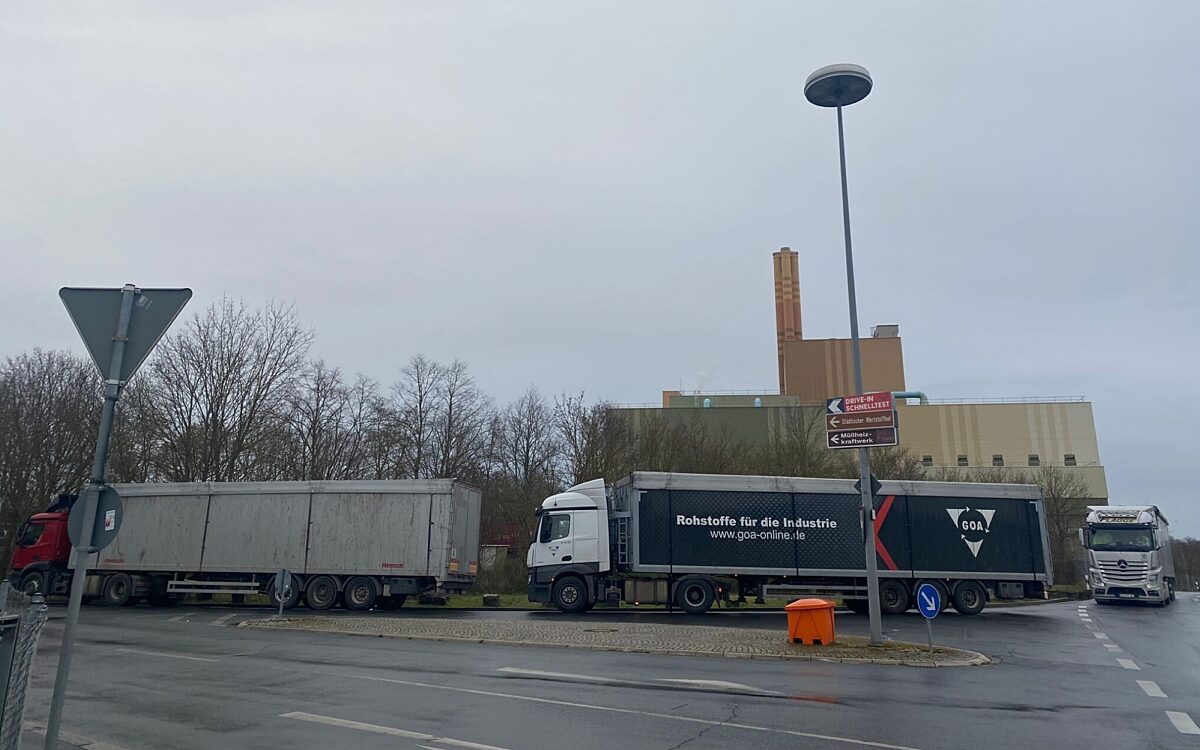 Durch einen Streik im Müllheizkraftwerk stauen sich LKW vor der Einfahrt Durch einen Streik im Müllheizkraftwerk stauen sich LKW vor der Einfahrt