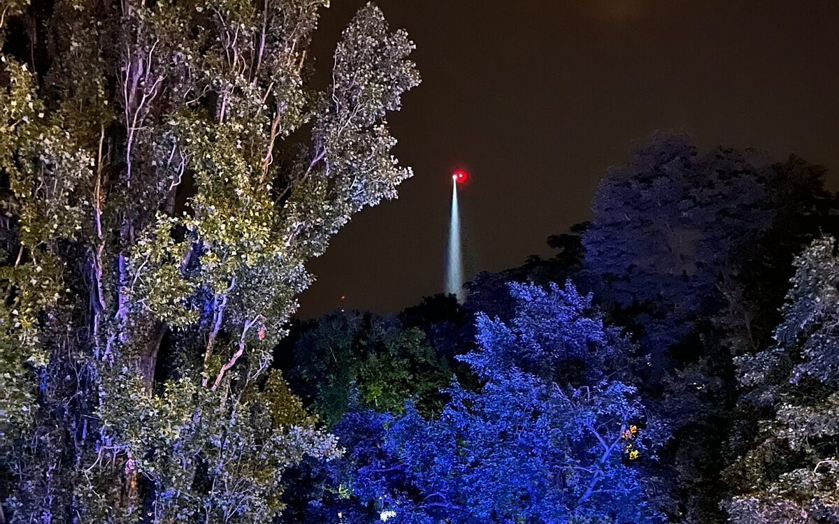 Ein Hubschrauber sucht nachts den Main ab. Ein Hubschrauber sucht nachts den Main ab.