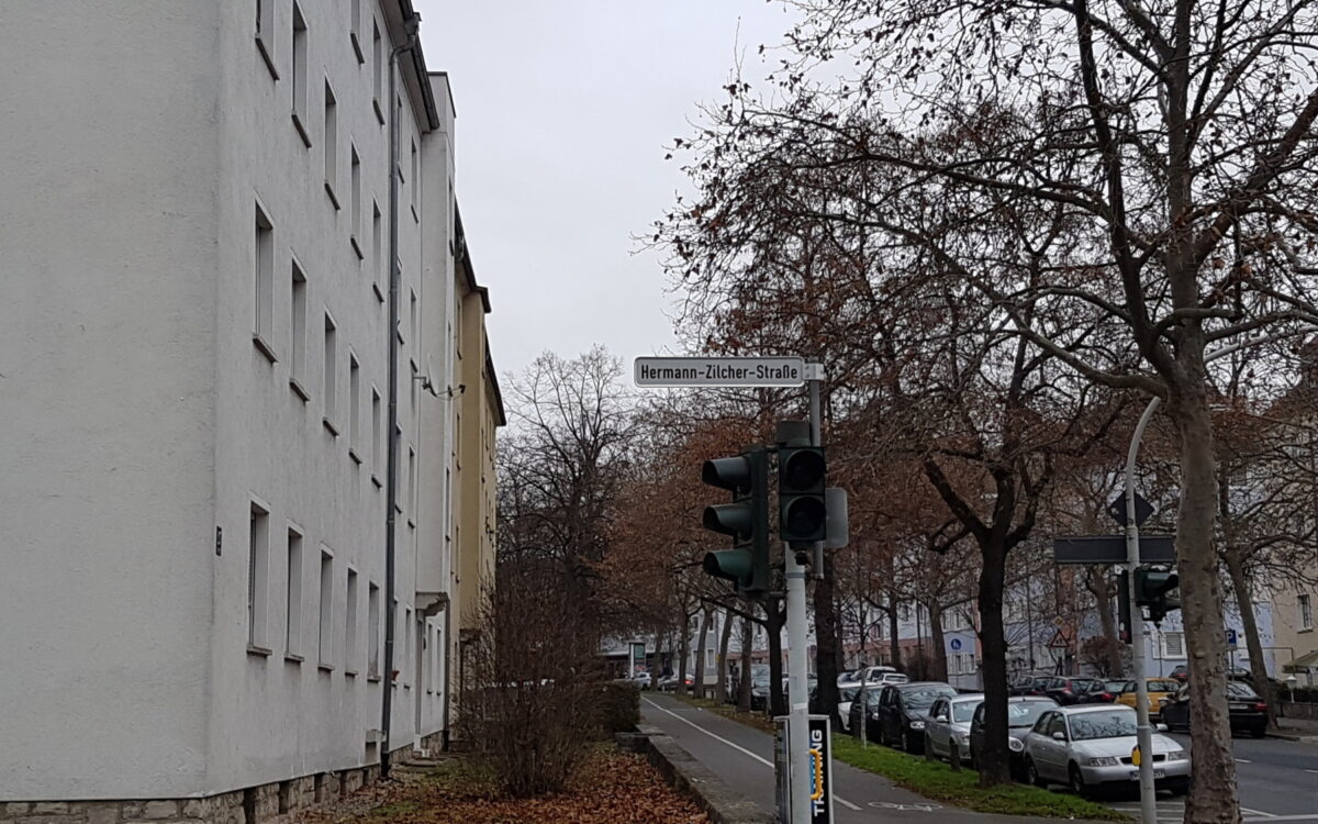 Das Straßenschild der Herrmann-Zilcher-Straße in Würzburg Das Straßenschild der Herrmann-Zilcher-Straße in Würzburg