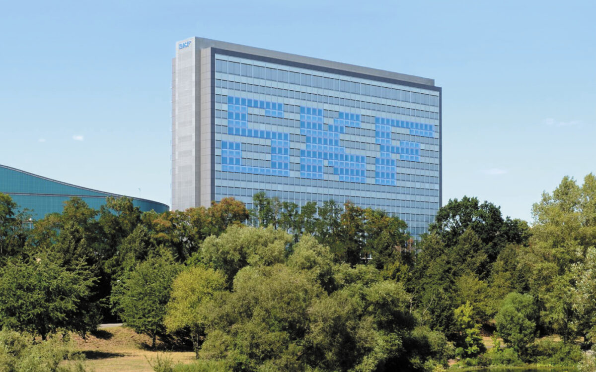 Der Main, im Hintergrund ragt das bekannte SKF-Hochhaus in Schweinfurt hervor. Es ist ein mehrstöckiges Hochhaus auf dessen Fassade riesig die Buchstaben SKF prangen Der Main, im Hintergrund ragt das bekannte SKF-Hochhaus in Schweinfurt hervor. Es ist ein mehrstöckiges Hochhaus auf dessen Fassade riesig die Buchstaben SKF prangen
