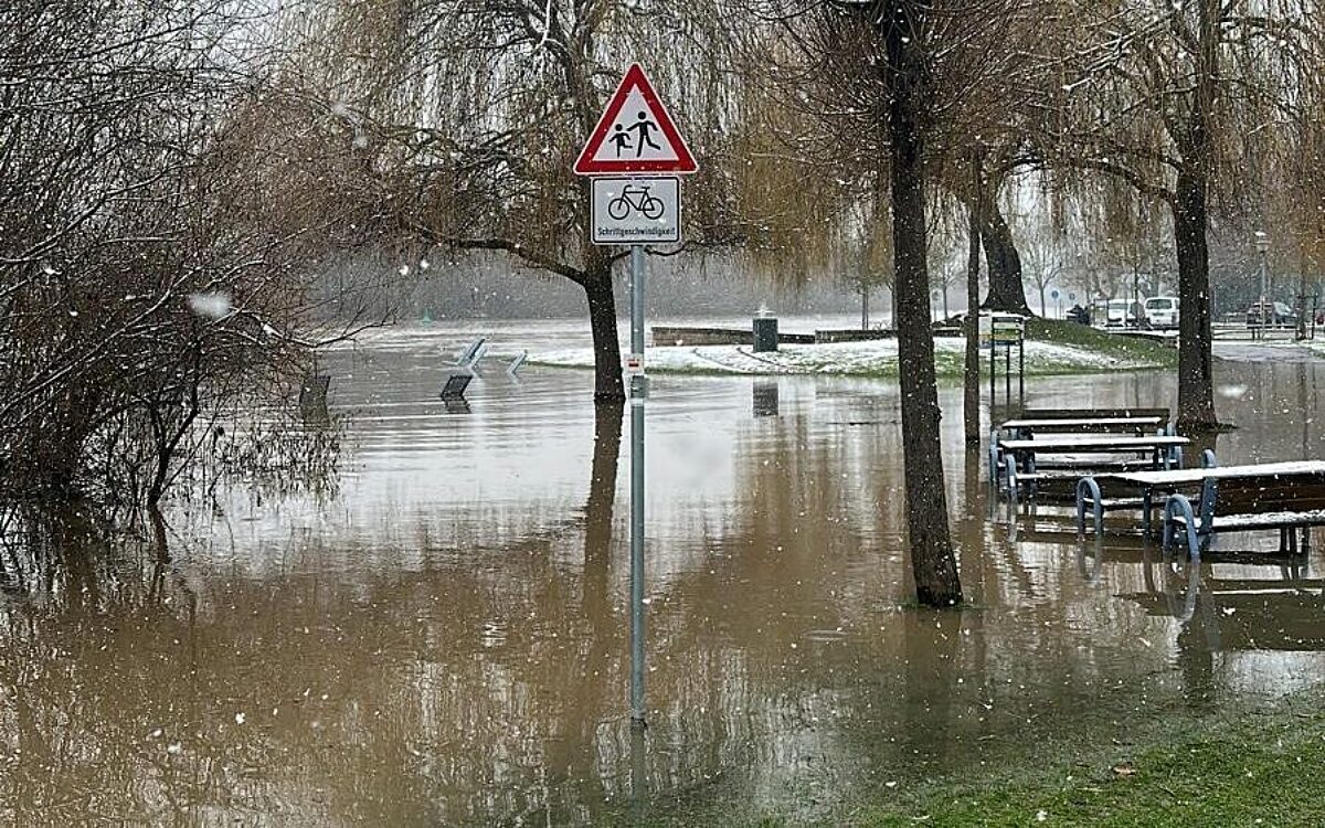 Der Radweg in Randersacker ist überflutet Der Radweg in Randersacker ist überflutet