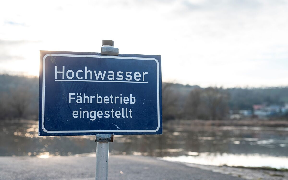Ein Schild weist auf den eingestellten Fährbetrieb hin Ein Schild weist auf den eingestellten Fährbetrieb hin